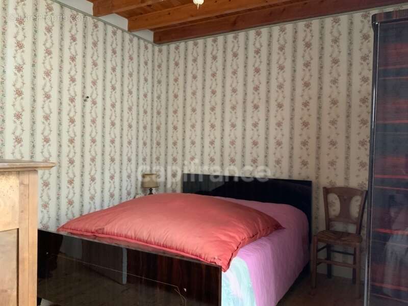 A CERVIERES (42). Maison de village de 65 M2 avec son garage attenant - photo 9