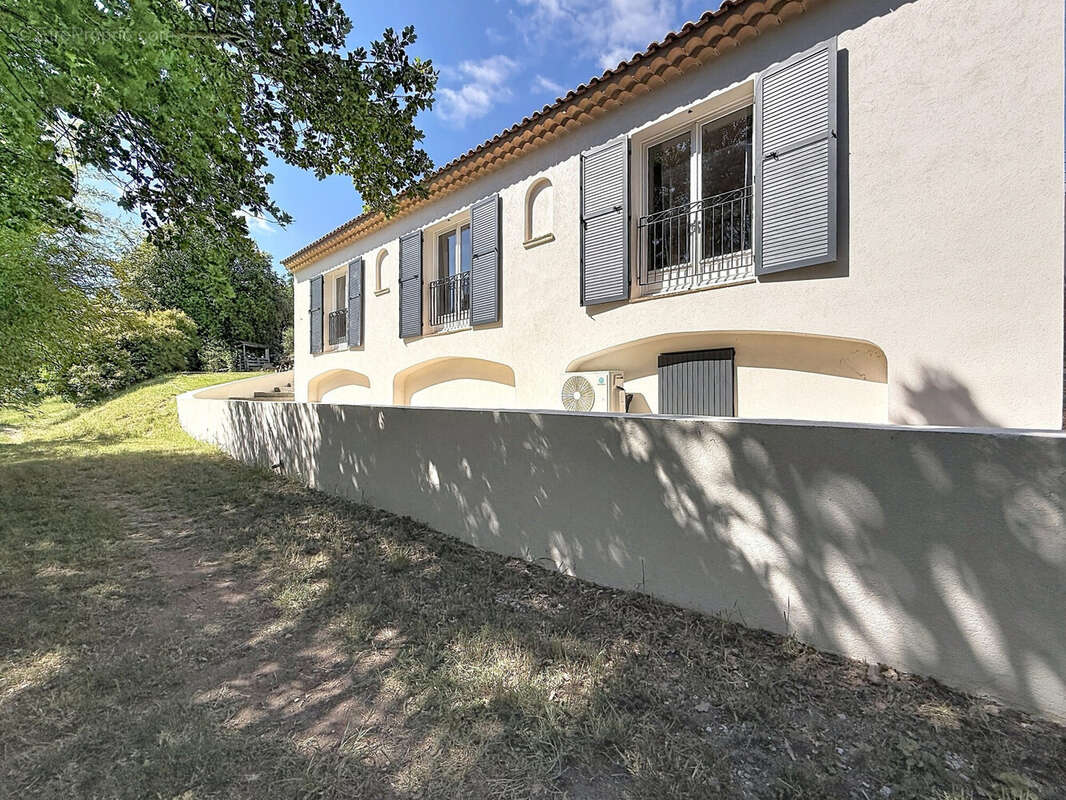 Maison 250 m² à Saint-Paul-En-Foret  - photo 3