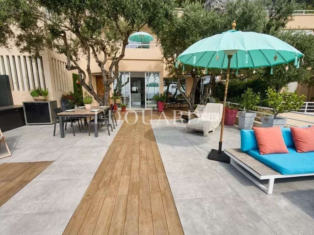 Roquebrune Cap Martin, trois pièces avec spectaculaire terrasse, petite piscine privée et superbe vue mer - photo 11