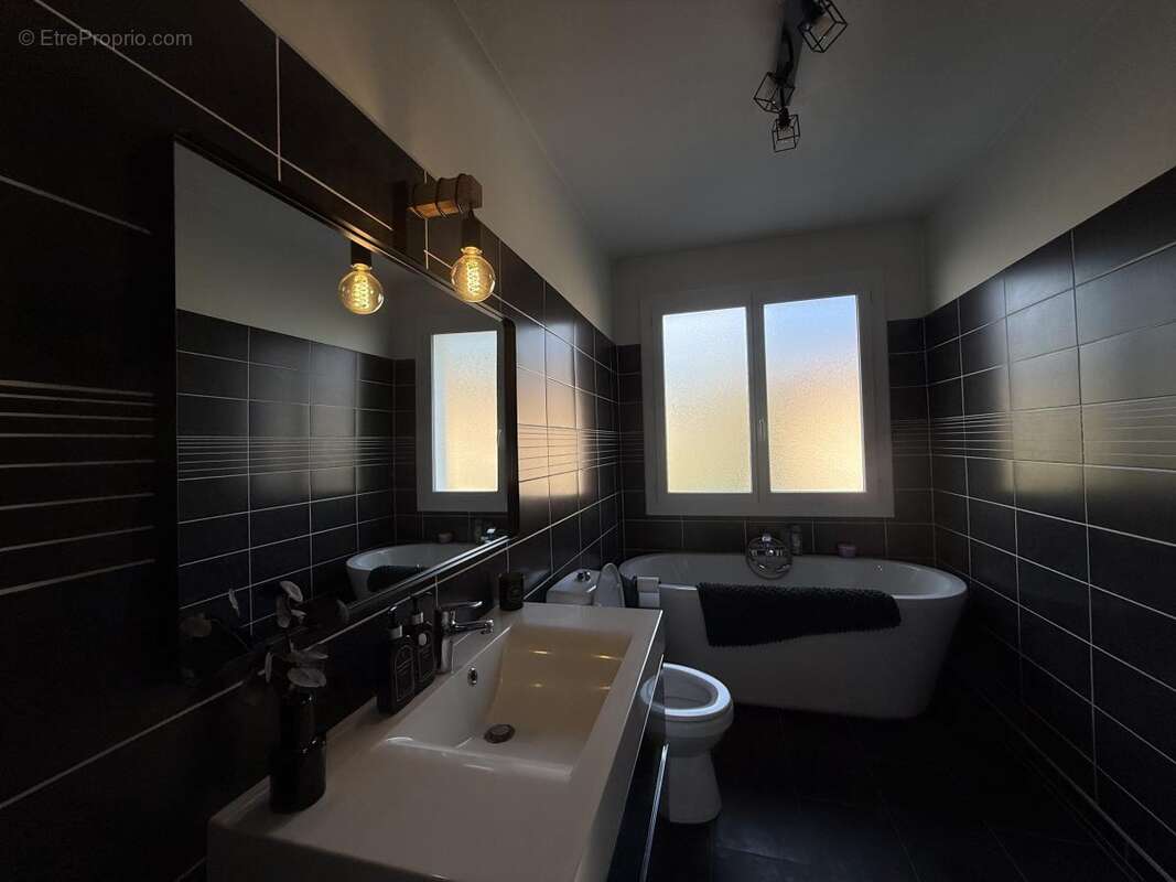 Maison à SAINT-LAURENT-DU-PAPE