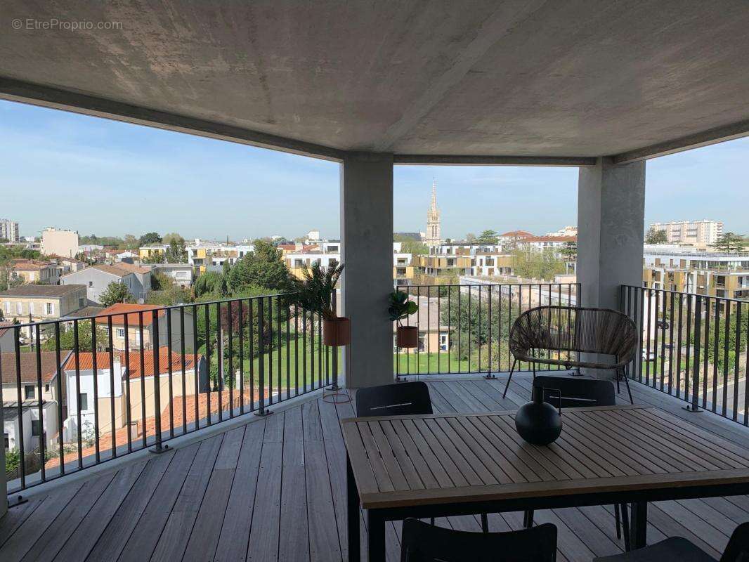 Découvrez un loft d'exception à Cauderan, alliant charme new-yorkais et vue imprenable, où modernité et luminosité se rencontren - photo 4