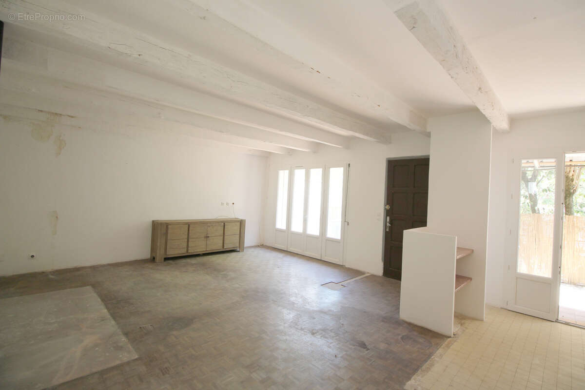 Appartement à MEOUNES-LES-MONTRIEUX