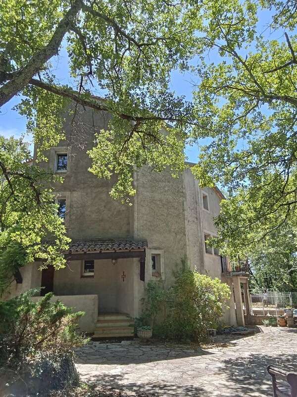 Maison d'architecte  225 m² habitables  Terrain arboré de 2 700 m² avec piscine - photo 2