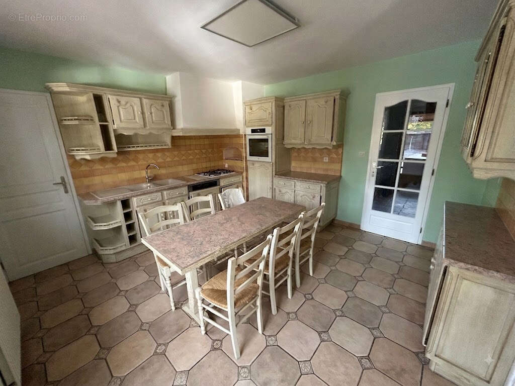 Pavillon individuel de 153m2 bâti sur une parcelle de 1941m2, secteur calme et prisé. - photo 3