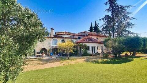 Maison 400 m² à Uzes  - photo 3