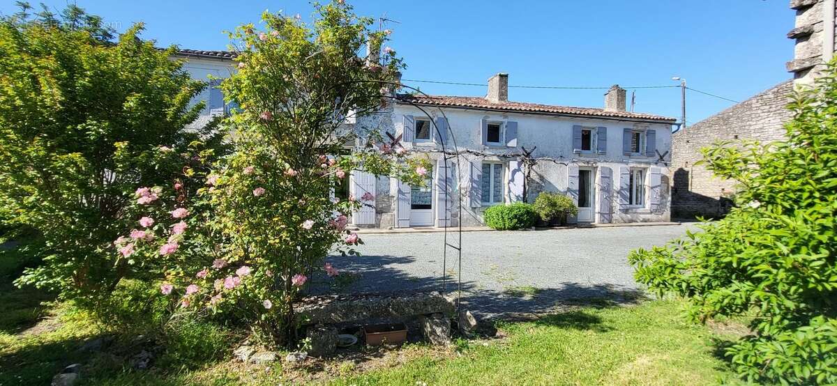 Maison à SAINT-GEORGES-DE-LONGUEPIERRE