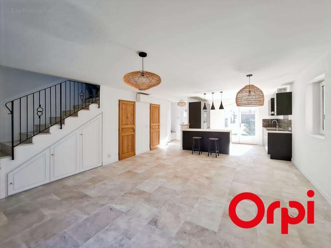 Maison à LE PUY-SAINTE-REPARADE