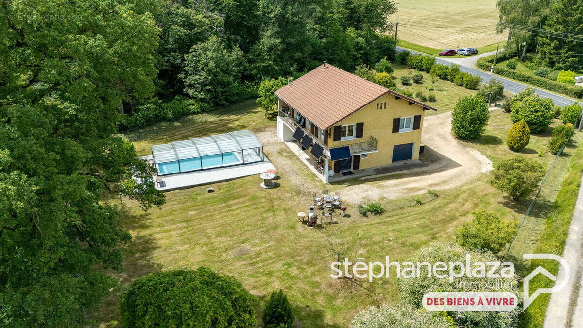 Propriété composée d'une maison entièrement rénovée de 133m² habitables sur 3164m² de terrain, avec piscine ! - photo 16