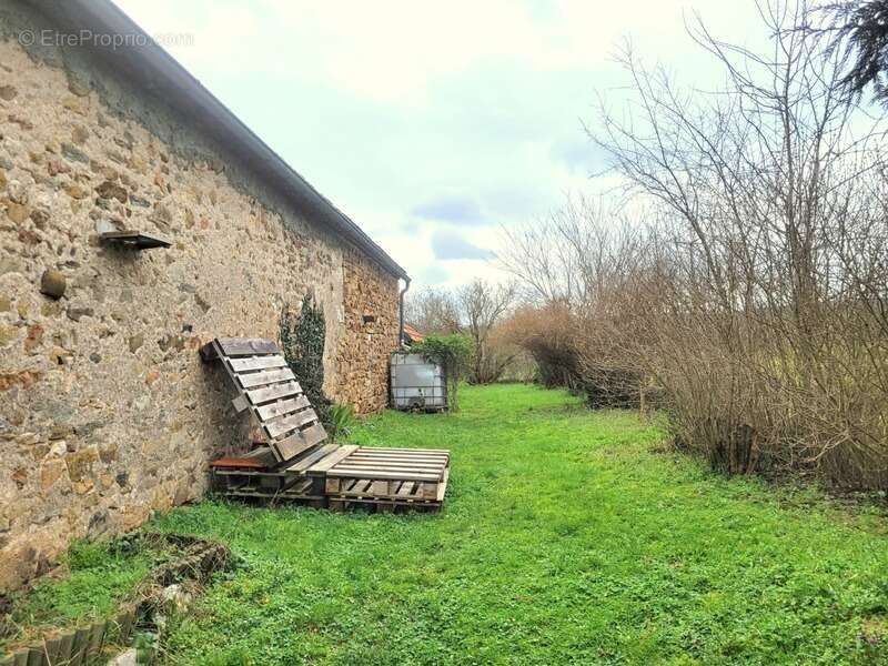 Maison à SAINT-QUINTIN-SUR-SIOULE
