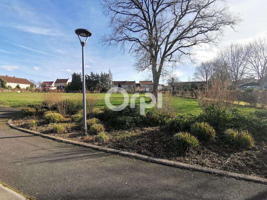 Terrain à DURDAT-LAREQUILLE