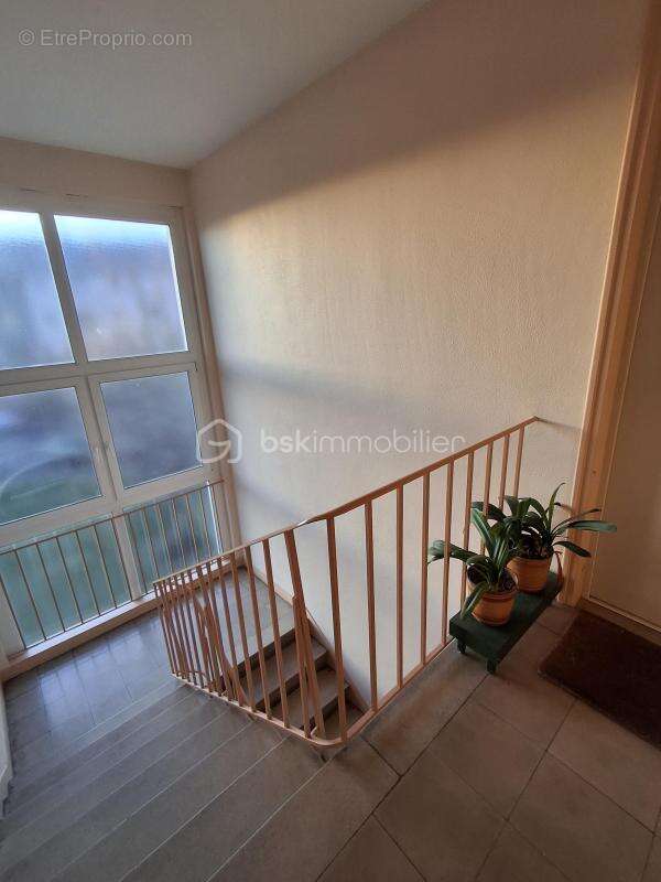 ***appartement 56m2  2chambres refait a neuf avec balcon, cave, box parking privatif dieppe*** - photo 6
