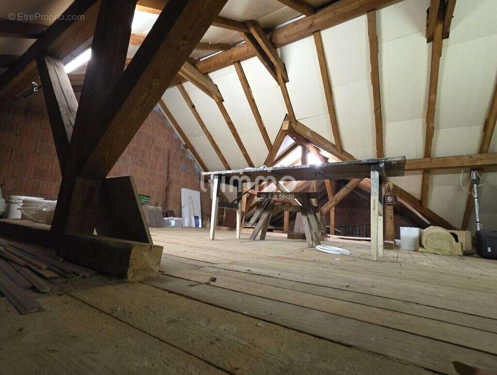 Beau plain-pied surélevé dans un cadre verdoyant - photo 15