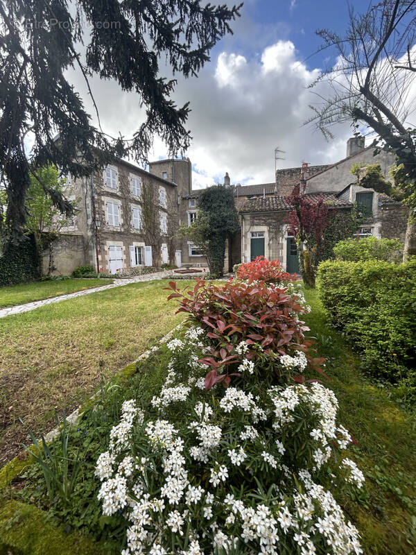 Maison à LUSSAC-LES-CHATEAUX