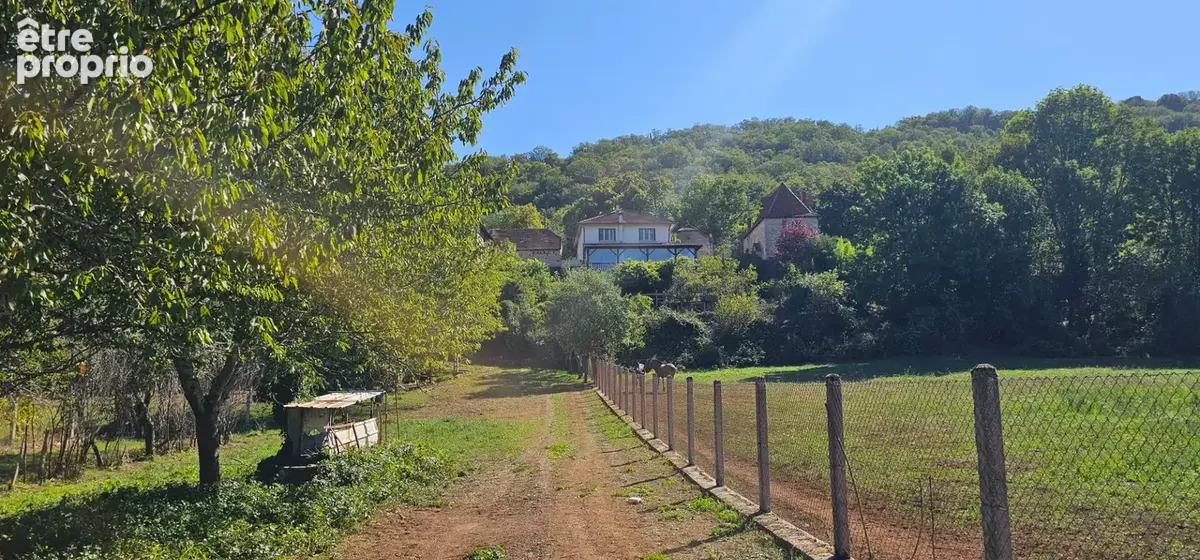 Grande maison dans le bourg sans vis à vis, avec terrain et dépendances - photo 27