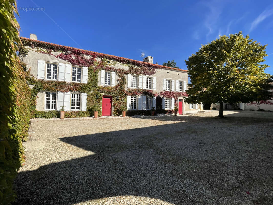 Maison à ROULLET-SAINT-ESTEPHE