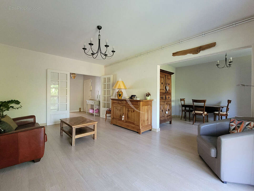 LA ROCHELLE - Quartier La Genette  Appartement T4 avec balcon, ascenseur, stationnement et grenier - photo 3