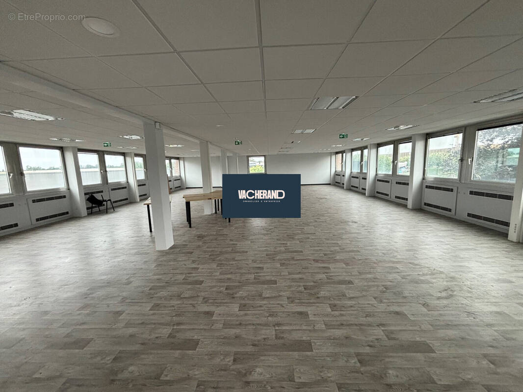 Commerce à NEUVILLE-EN-FERRAIN