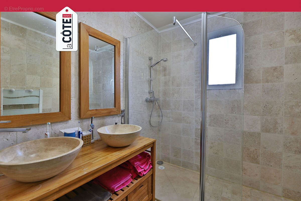 Maison à SAINT-MITRE-LES-REMPARTS