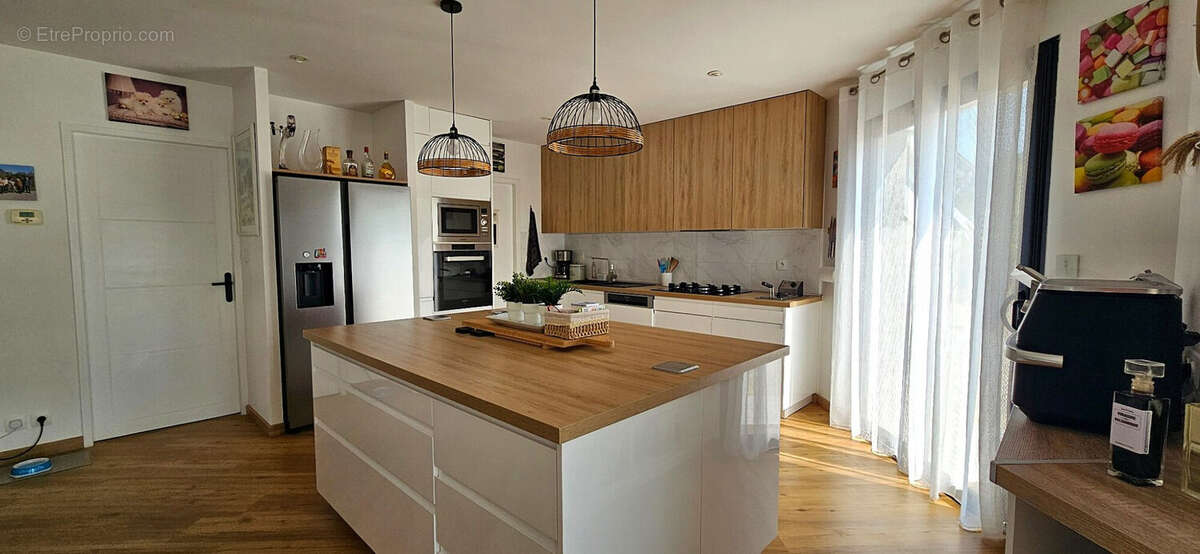 Maison 177 m² à Saint-Laurent-Des-Vignes  - photo 2