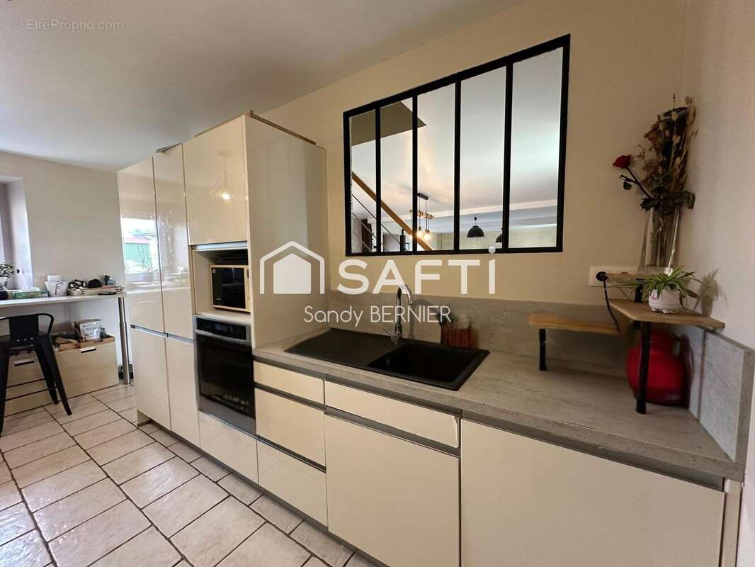 Maison 157 m² à La Puye  - photo 6