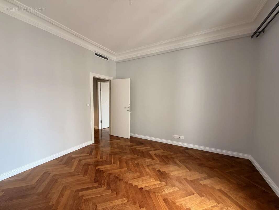 Carré d'Or – Superbe 4 pièces rénové de 136 m² face au Negresco - photo 10