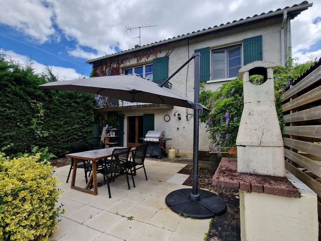 Maison 4 chambres, dépendance, piscine et jardin proche du village. - photo 2