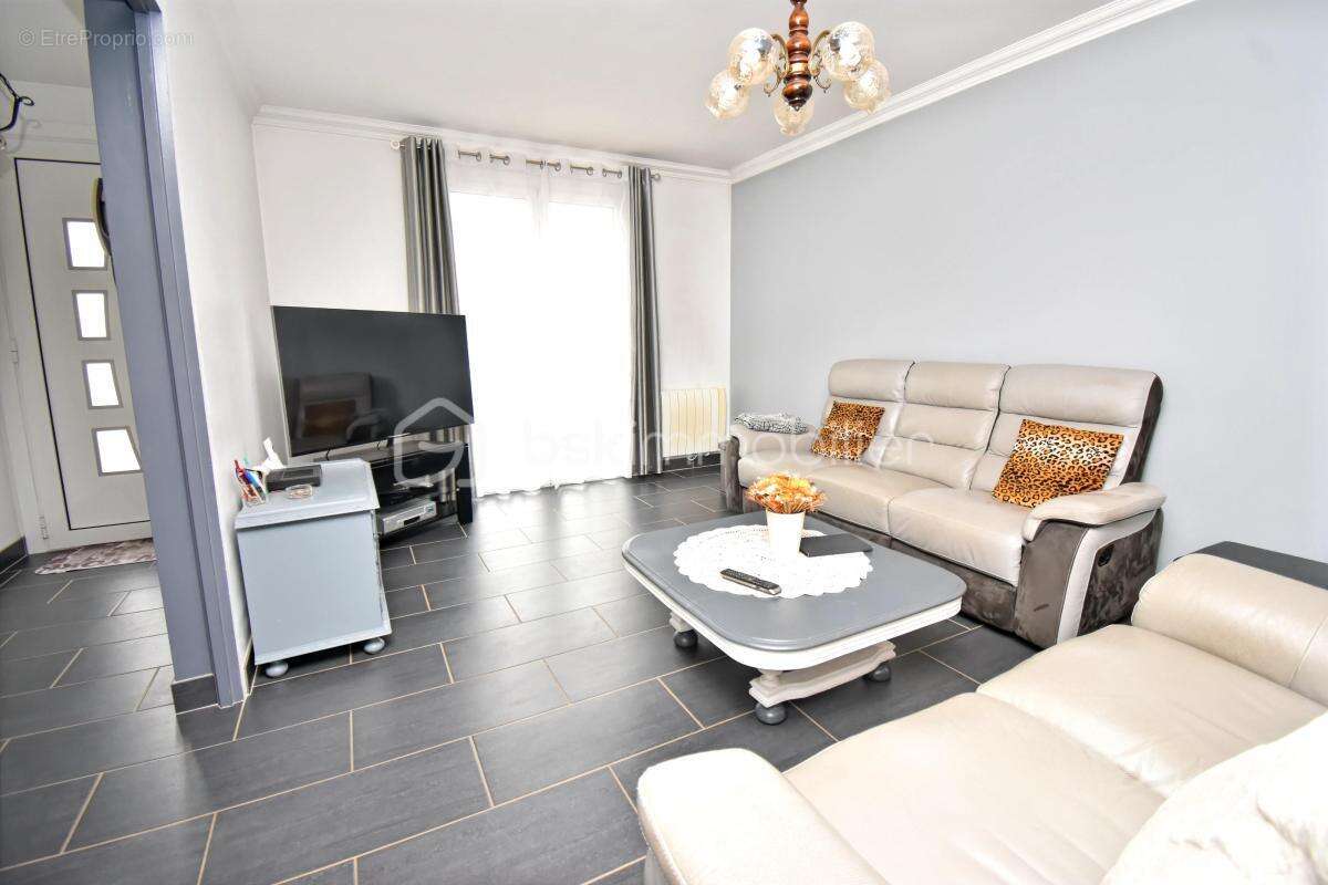 ORMESSON-SUR-MARNE - Maison familiale 135m² - 4 chambres - Jardin & double garage - - photo 2