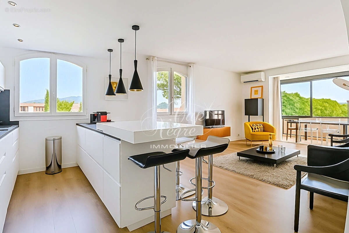 Appartement rénové vue mer & port à vendre aux marines de cogolin - golfe de saint tropez - photo 3