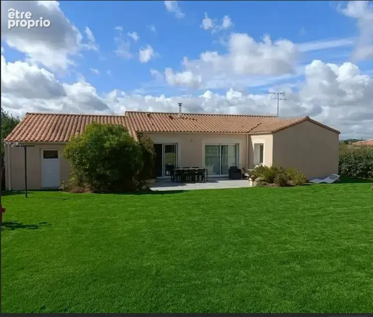 Photo Maison à Saint-Malo-Du-Bois au prix de 260 000€