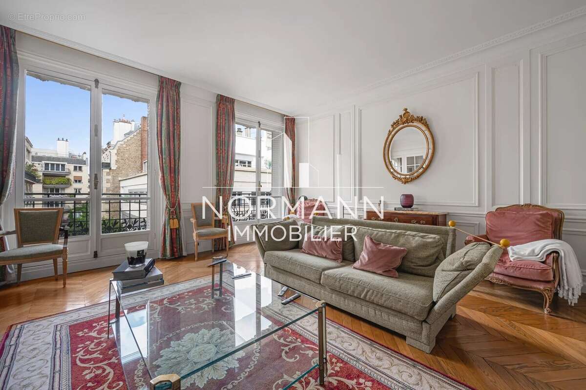 Appartement à PARIS-16E
