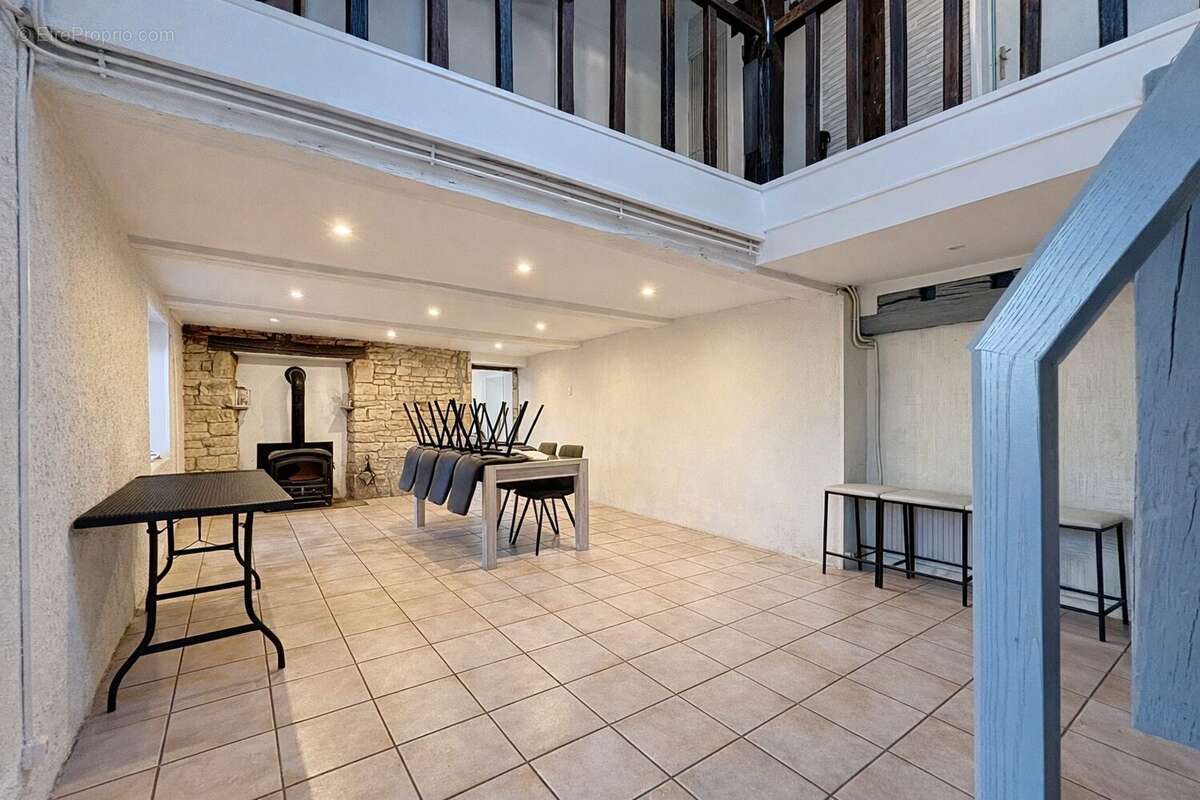 Maison à ADELANS-ET-LE-VAL-DE-BITHAINE