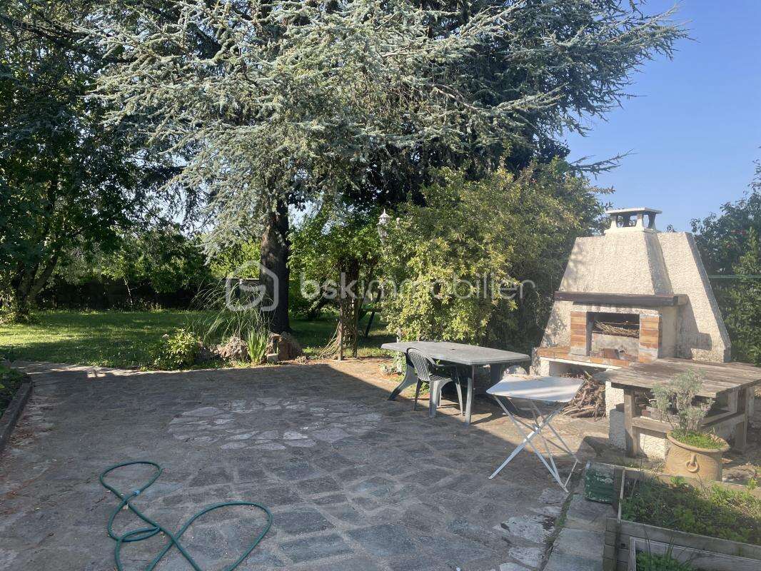 Très jolie maison sur sous-sol total avec son garage et son jardin arboré ! - photo 2