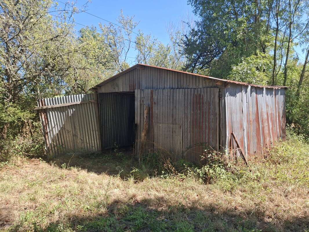 Maison familiale avec de nombreuses dépendances et du terrain - photo 16