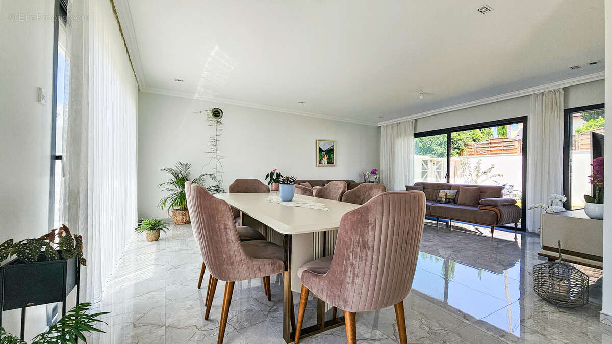 Appartement à SARTROUVILLE