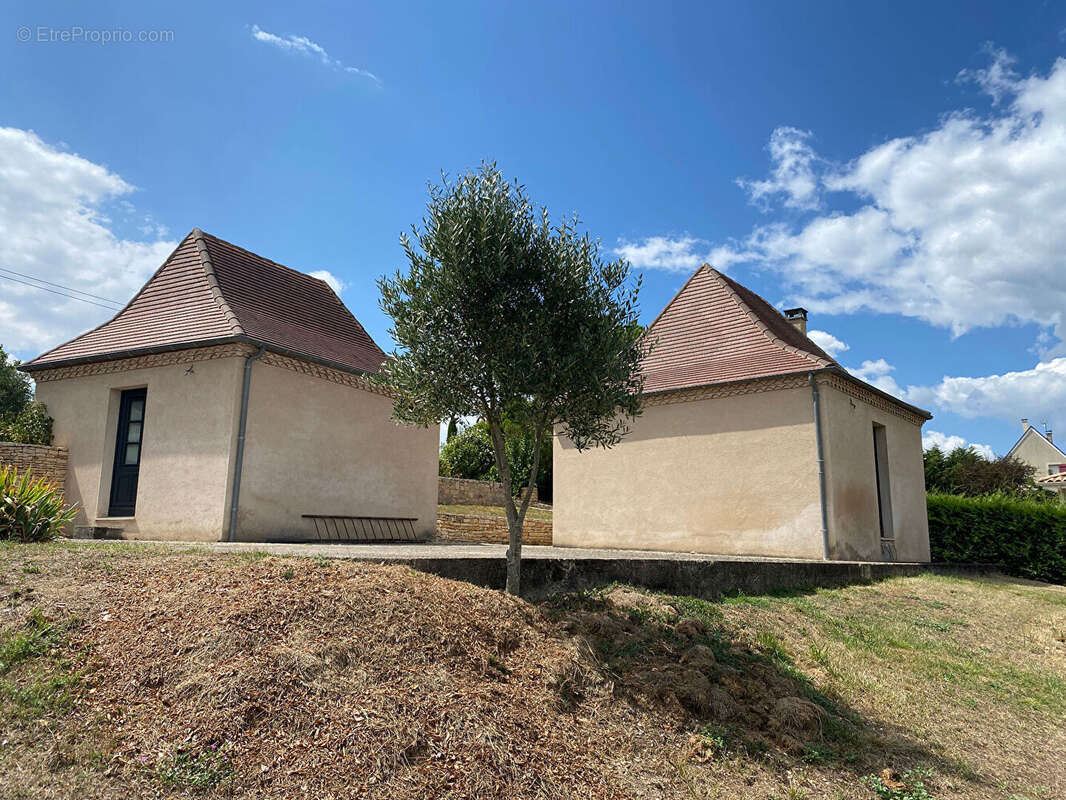 Ensemble de deux maisons  sur 4275m² - photo 2