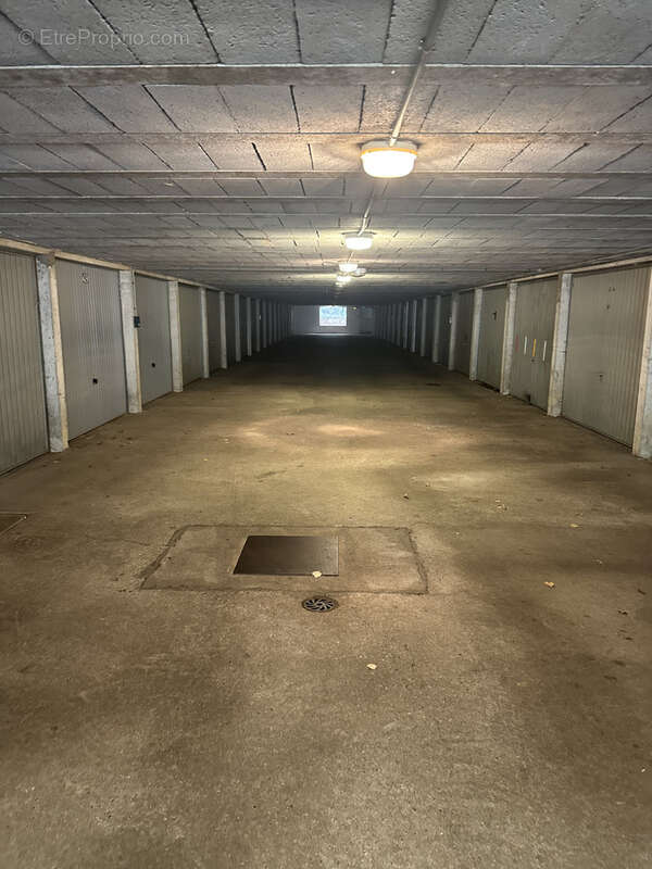 Parking à VAUX-LE-PENIL