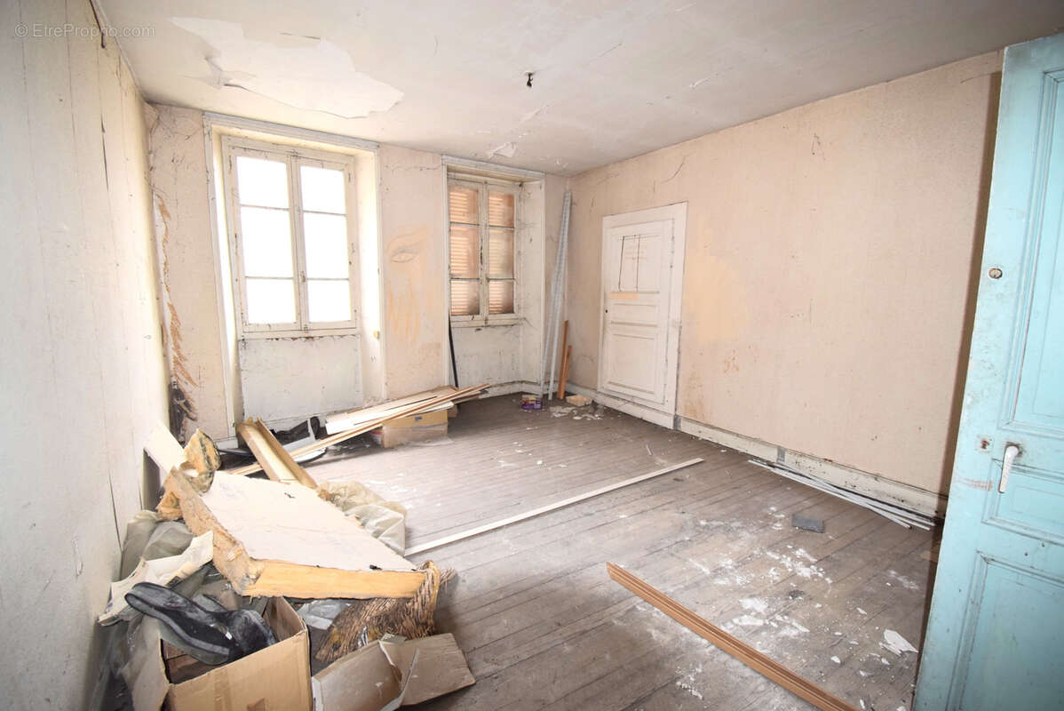 Immeuble transformé en bureaux centre ville Culoz - photo 6