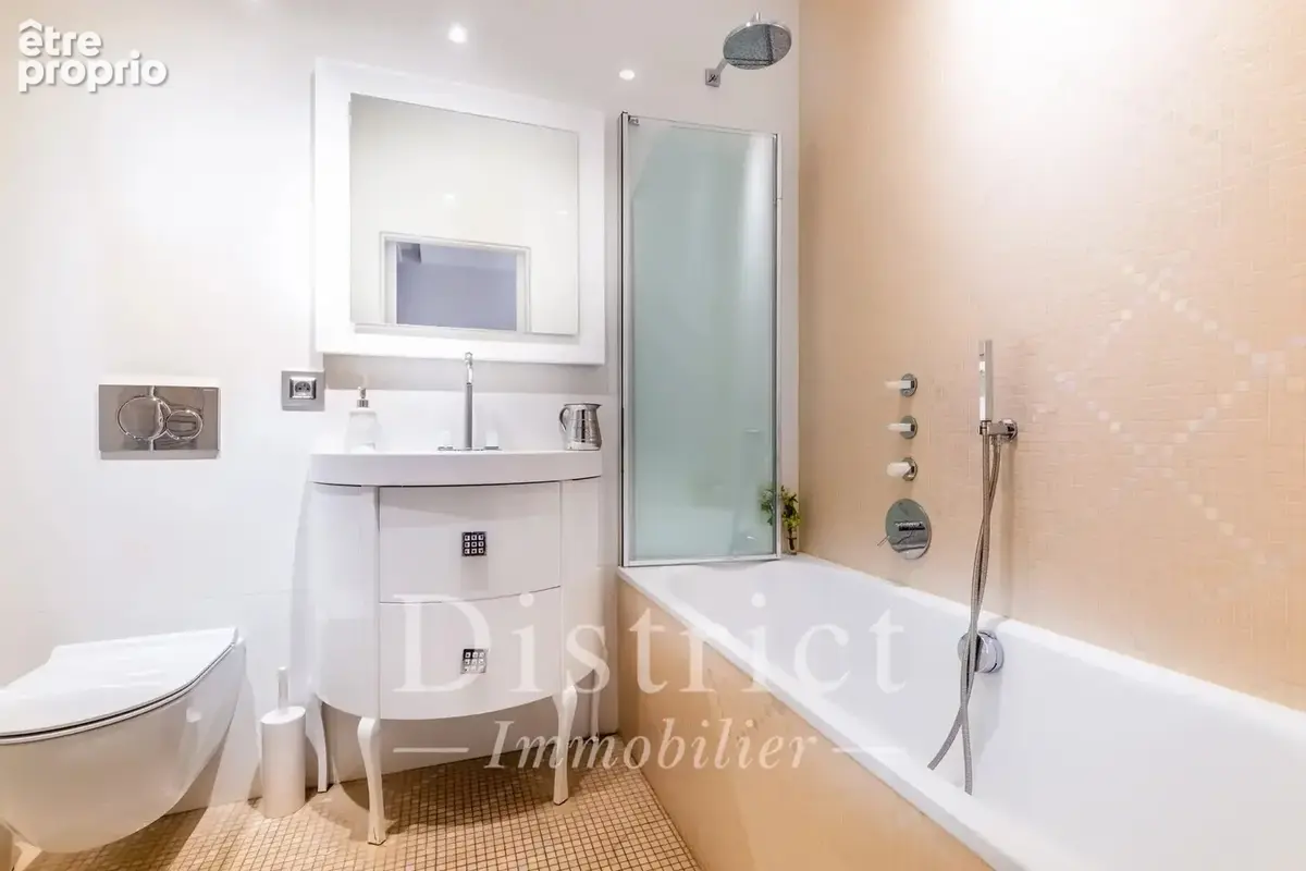 Triangle d'Or - Place François 1er/Montaigne. Un appartement d'exception de 284,14m² en excellent état, plein Sud et avec de trè - photo 11