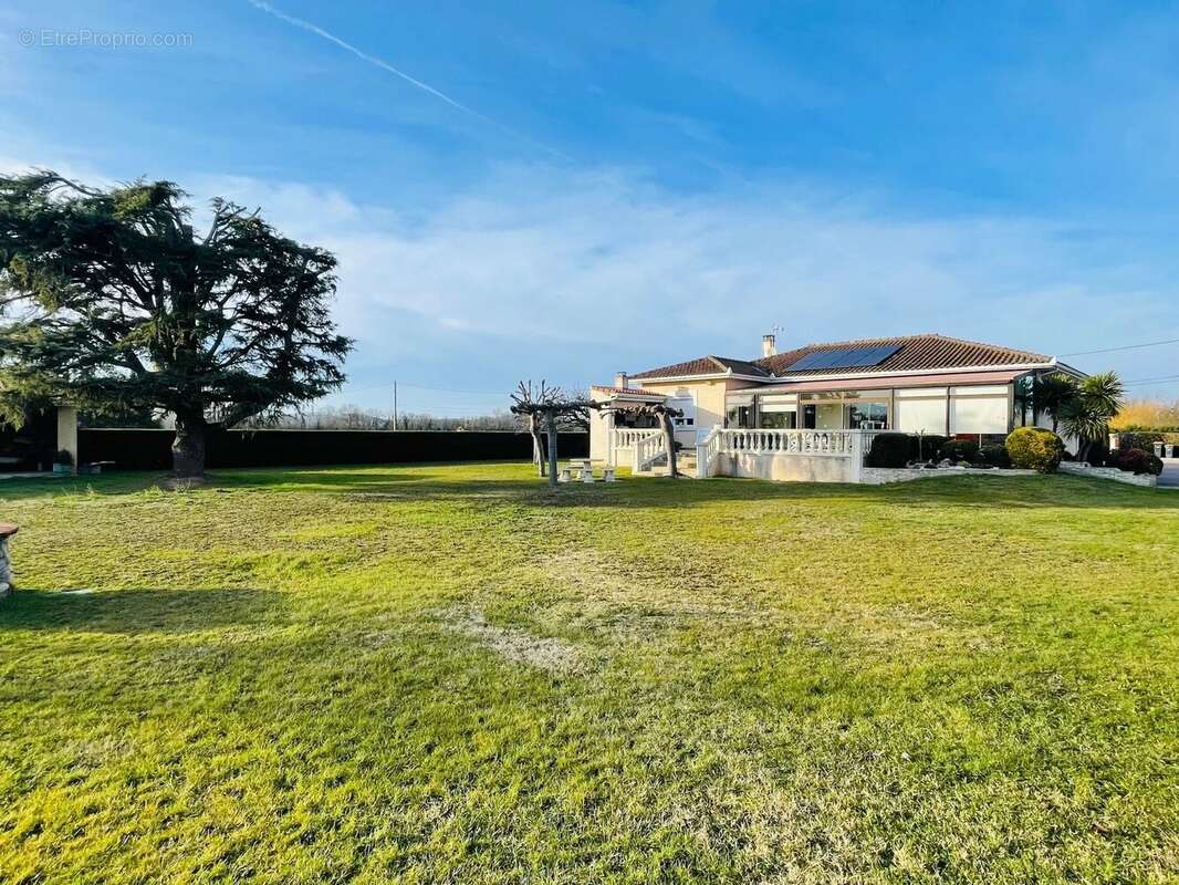 Maison à VILLENEUVE-DU-PAREAGE