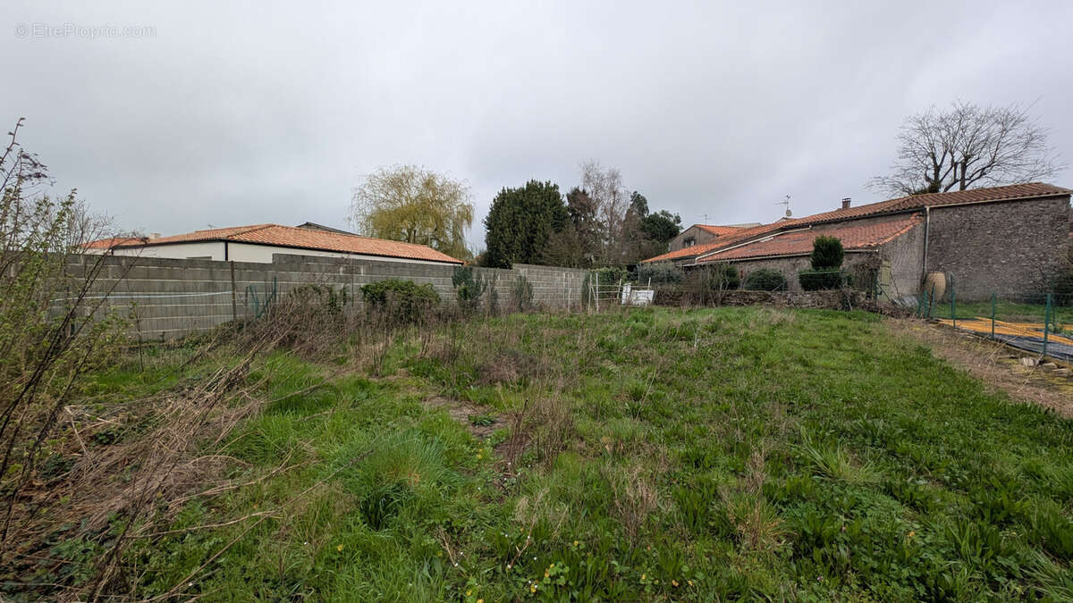 Maison à LES LANDES-GENUSSON