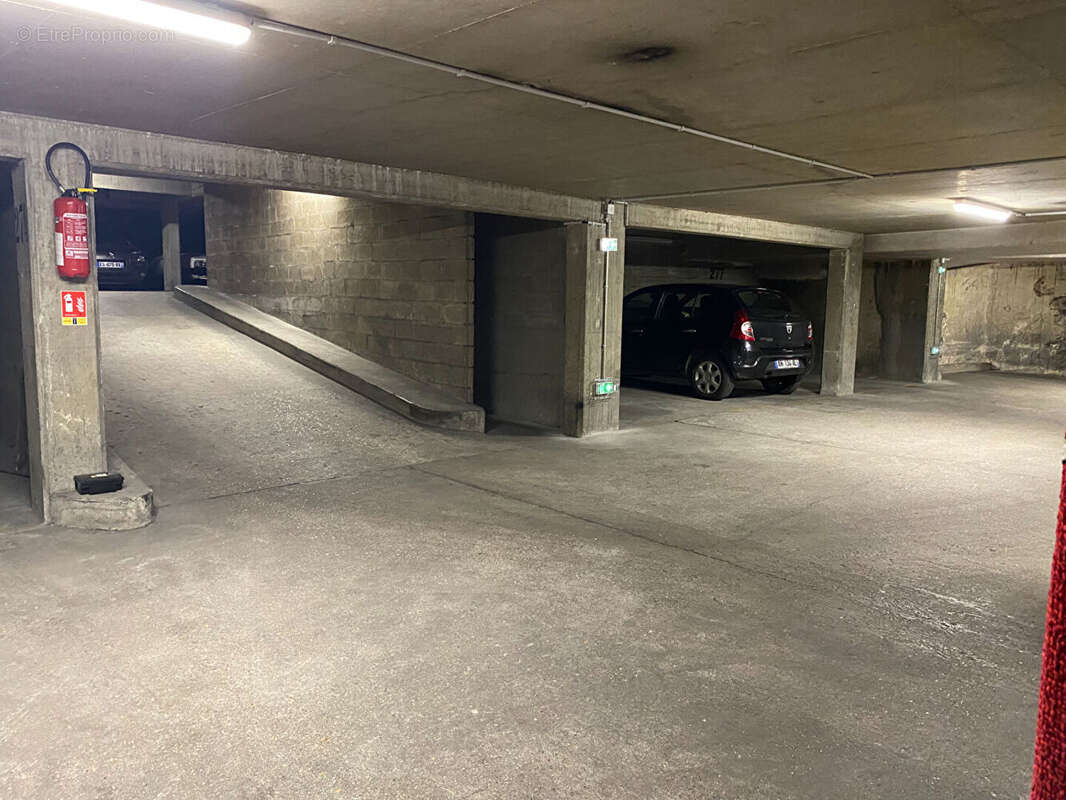 Parking à PARIS-20E