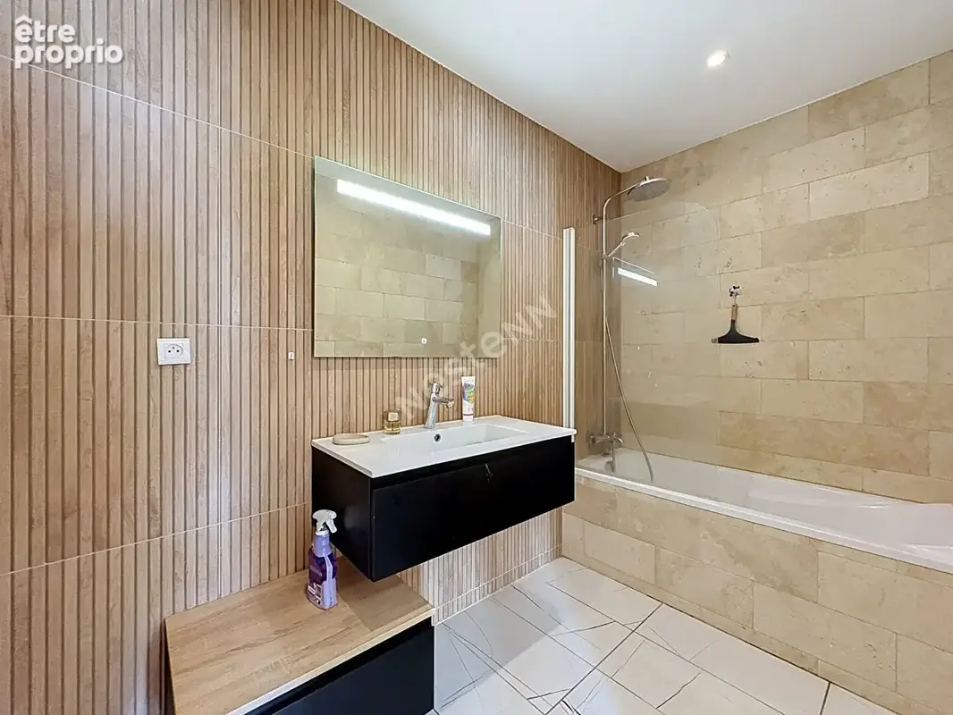 Maison familiale à Vendre à Rezé - 5 Pièces, 111 m², Terrain 279 m² - photo 6
