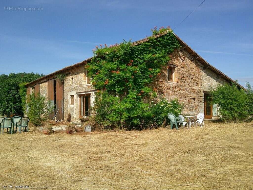 Grange Rénovée : Comprenant 4 Chambres et Terrain de 4382m² - photo 34
