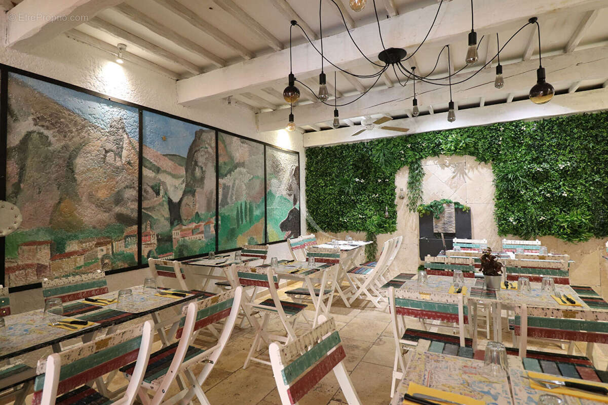 Commerce à MOUSTIERS-SAINTE-MARIE