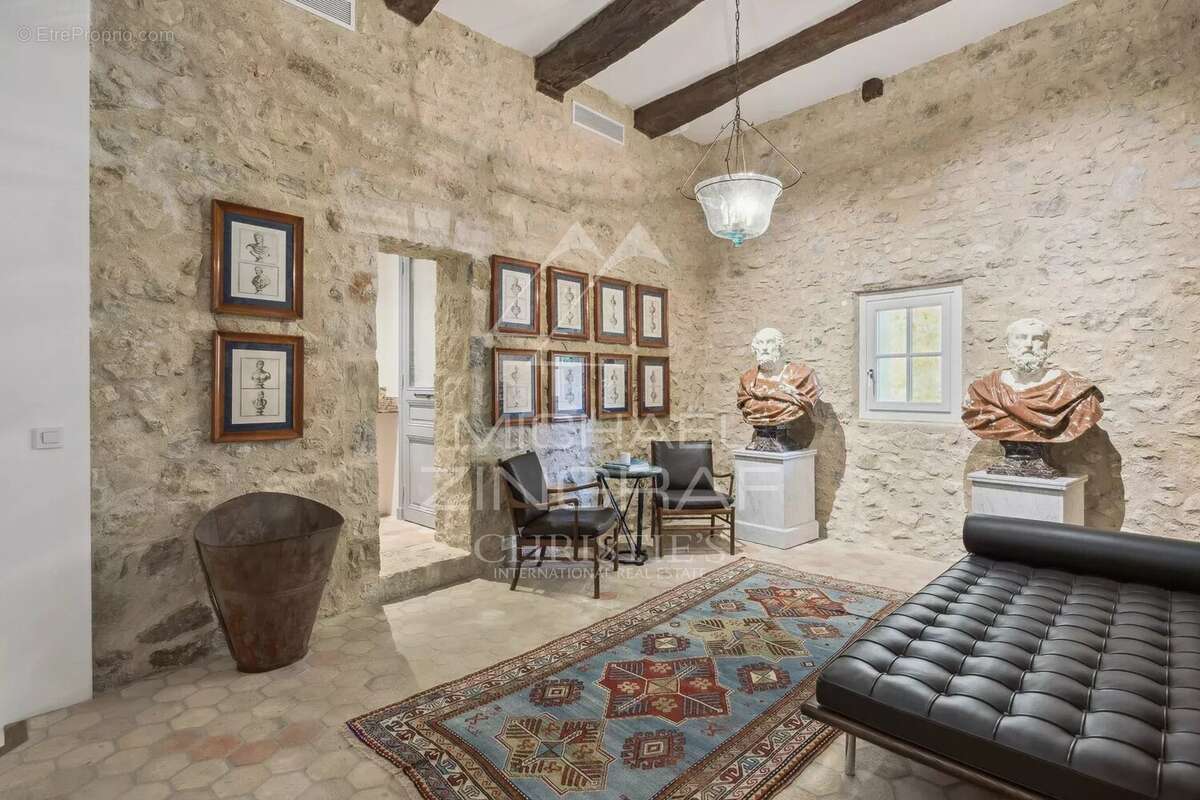 Maison à CHATEAUNEUF-GRASSE