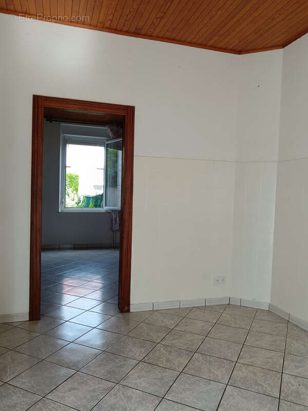 Sur la commune de RUSSANGE, maison mitoyenne F5. - photo 4