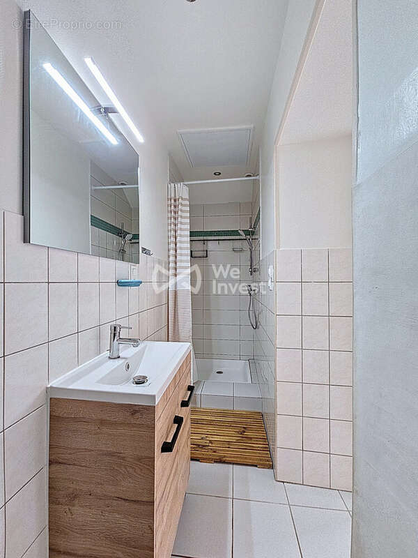 Salle d&#039;eau - Appartement à SALLES-CURAN