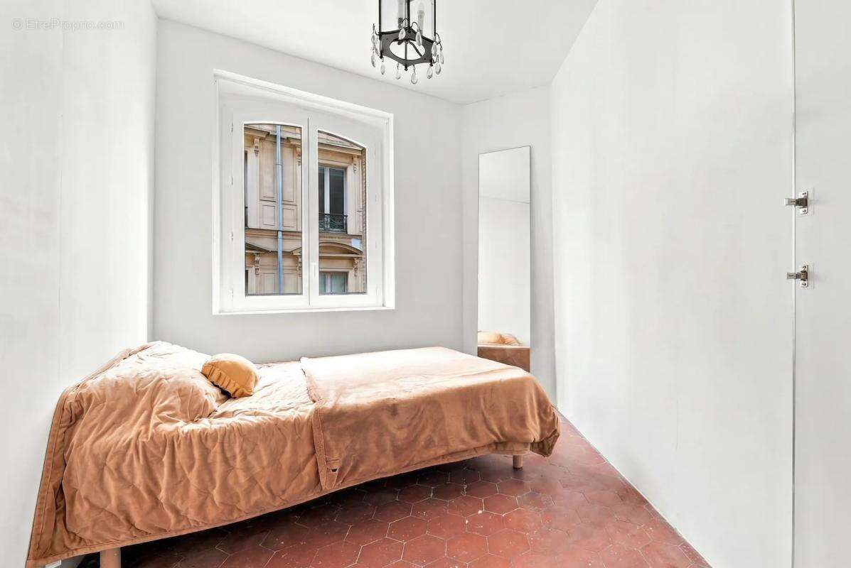 Triangle d'or du 10 eme : appartement familial à finir de rénover avec tout le charme de l'ancien - photo 6