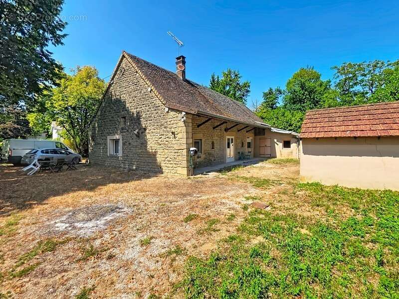 Maison en pierre rénovée avec dépendances –  Terrain de 2 200 m² - photo 19