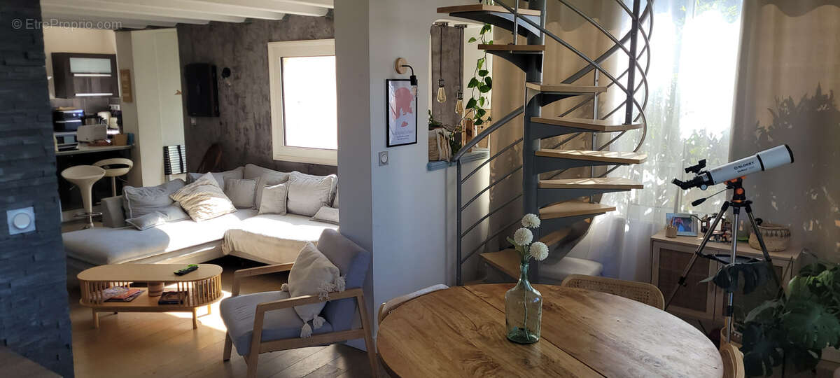 Appartement à CEYRESTE